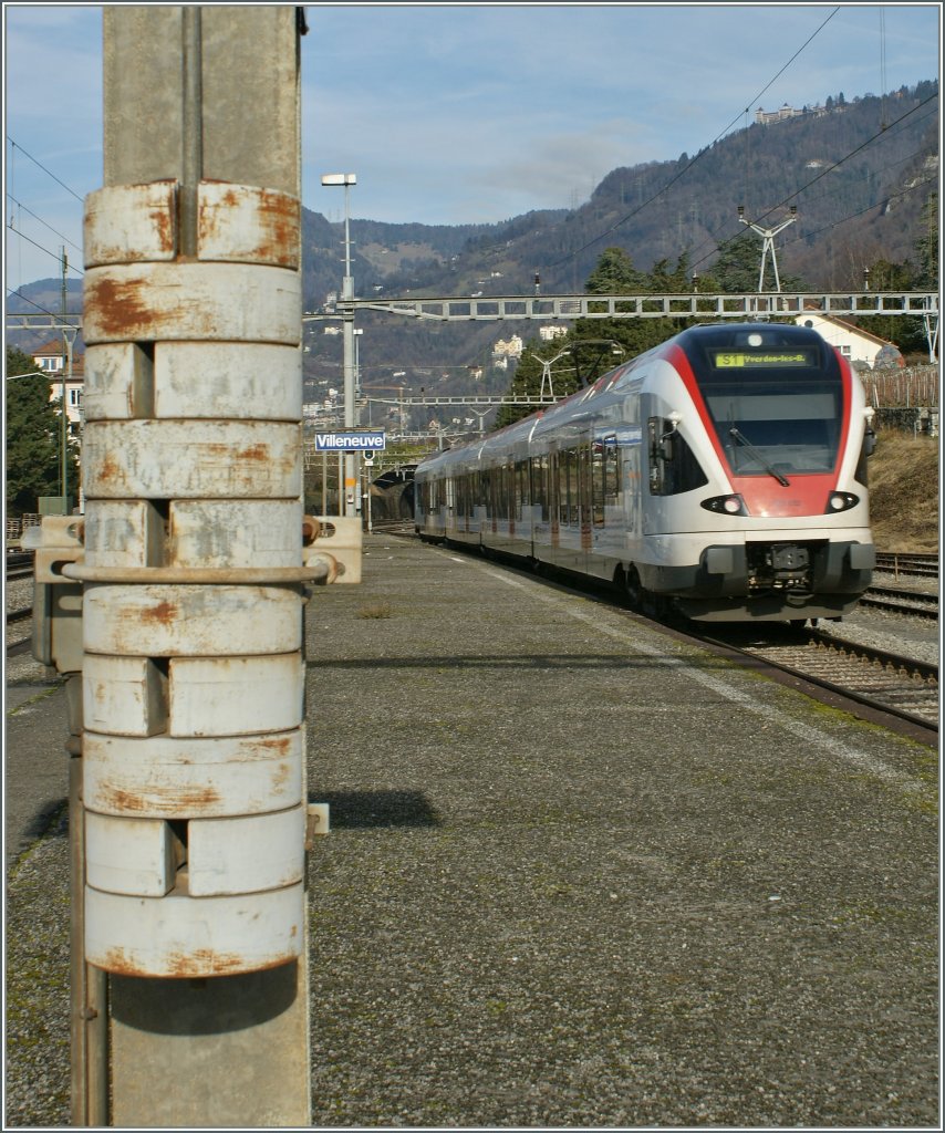 Der SBB Flirt 523 022 erreicht als S 3 Villeneuve und wird ab hier als S1 nach Yverdon fahren. 

14. Jan. 2011