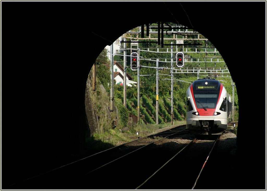 Der SBB Flirt 523 031 fährt in den 136 Meter langen Tunnel ein um unmittelbar darauf am Bahnsteig 1 in Lutry zu halten (von wo aus dieses Bild entstand).

2. August 2011