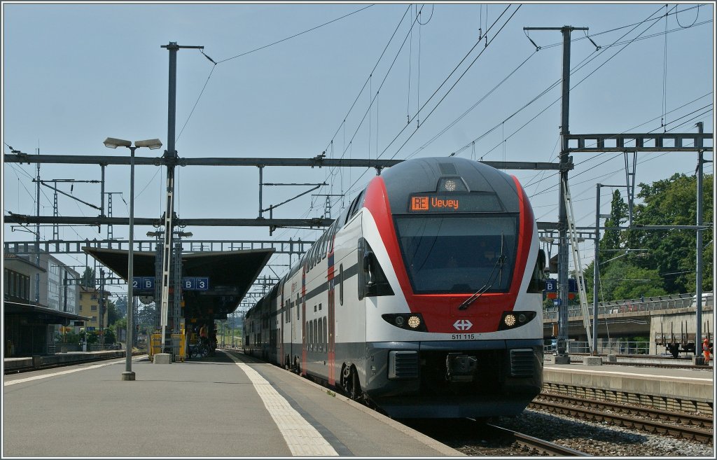 Der SBB RABe 511 115 nach Vevey wartet in Morges auf die Abfahrt.
15. Juli 2013