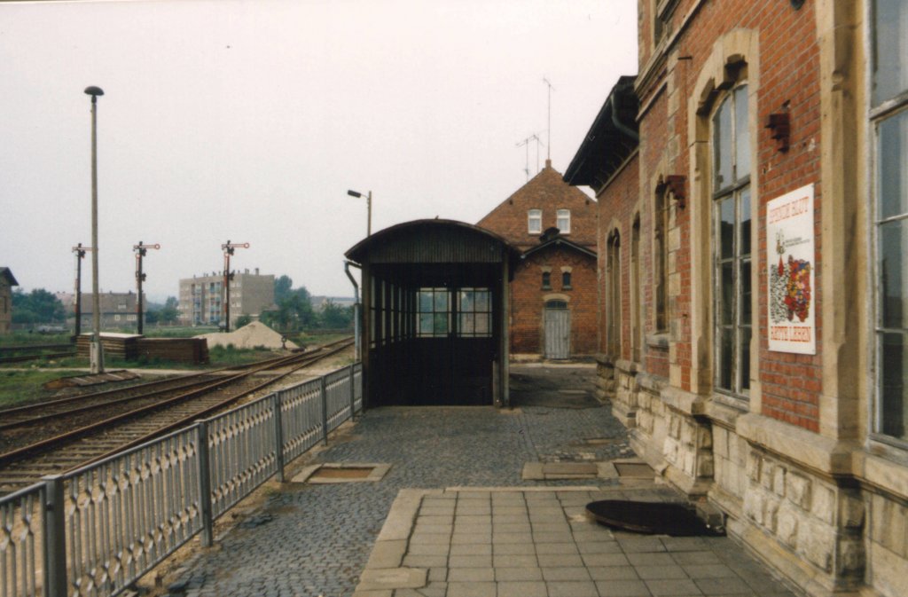 Der Stadtseiteneingang zur Bahnsteigunterf�hrung in Laucha im April 1988. (Foto: G�nther G�bel) 