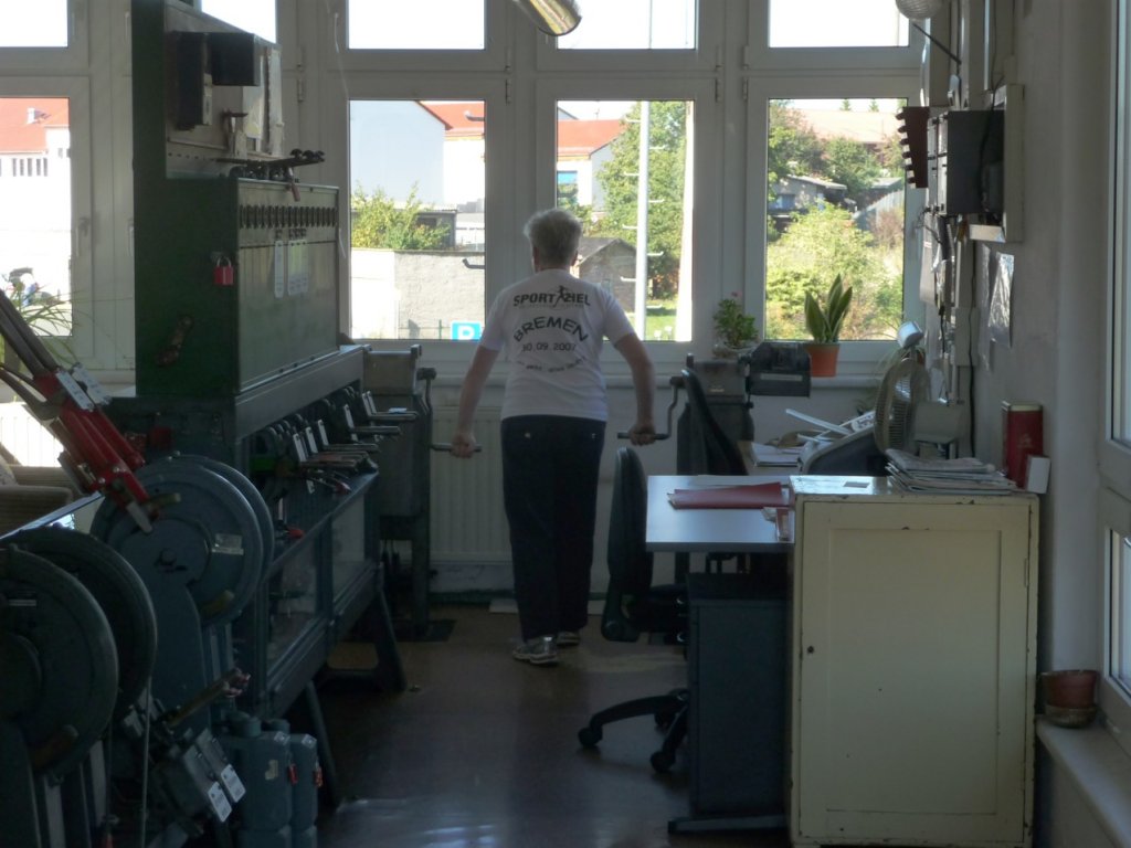 Der Stellwerker im Stellwerk Lw in Laucha beim Schranken schlie�en f�r die RB 34875 (Wangen - Naumburg Ost) am 30.09.2012. (Foto: Klaus Pollm�cher)