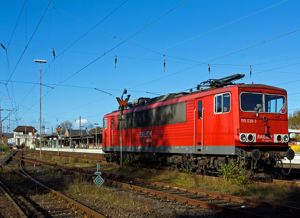 Der Strom-Container 155 038-3 (ex DR 250 038-3) der DB Schenker Rail abgestellt am 28.10.2012 in Kreuztal. 
Diese Lokbaureihe wurde von 1977 bis 1984 bei LEW Hennigsdorf (genau VEB Lokomotivbau Elektrotechnische Werke „Hans Beimler“ Hennigsdorf) gebaut. Wegen ihres doch sehr zweckmigen Aufbaus und der hnlichkeit ihrer Form mit einem ISO-Container bekam diese Baureihe den Spitznamen „Strom-Container“ oder „Elektro-Container“.
Die Loks haben ein Dienstgewicht von 123 t, eine Dauerleistung von 5.100 kW, die Hchstgeschwindigkeit betrgt 125 km/h und die Achsformel ist Co'Co'.