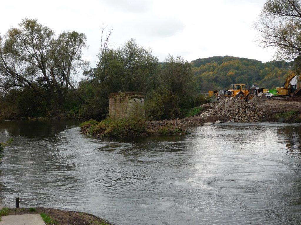 Der Strompfeiler der Saalebr�cke in Ro�bach am 20.10.2011. (Foto: Klaus Pollm�cher)