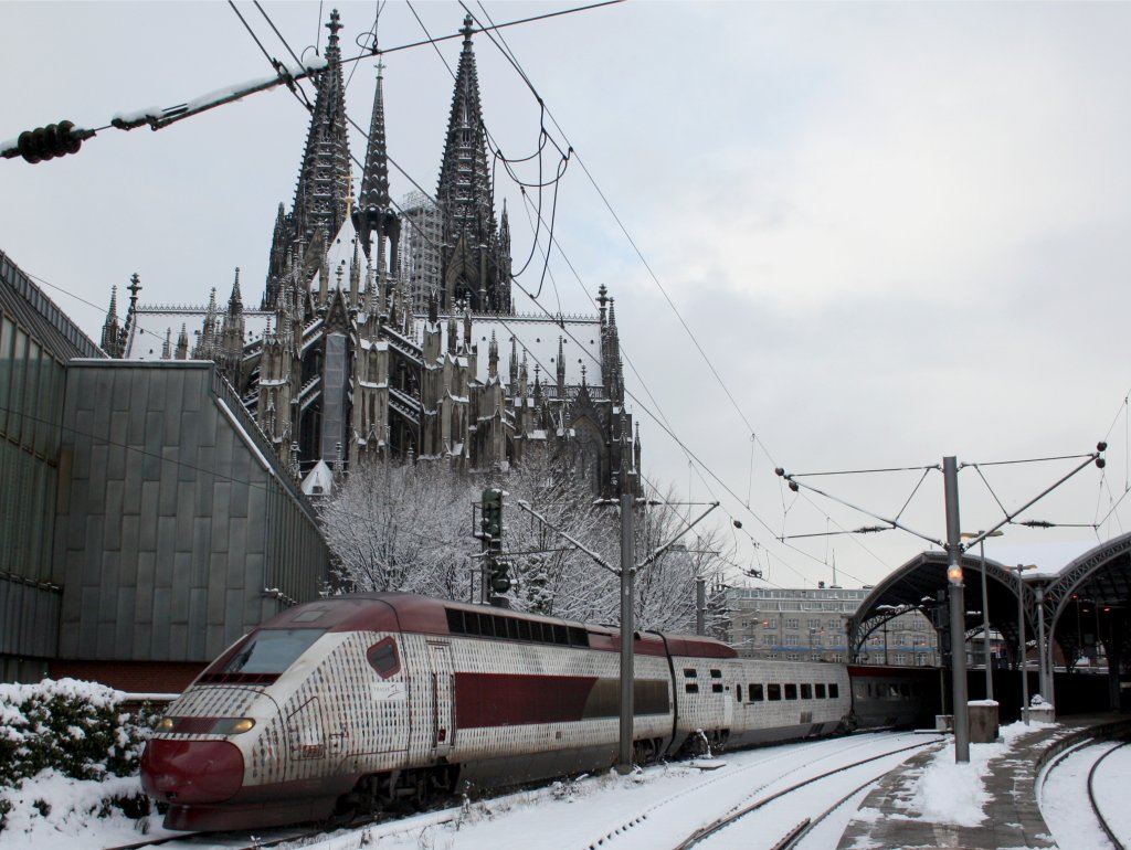 Der Thalys 4331 am 05.01.2009 bei der Ausfahrt aus dem Klner Hbf. Im Hintergrund ist der Klner Dom Zusehen.
