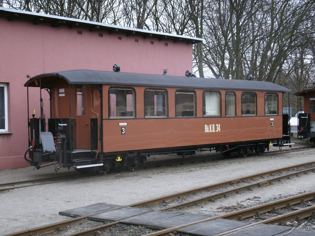 Der Traditionswagen Nr.34 hat die Holzklasse.Am 30.Mrz 2012 stand der Wagen in Putbus.