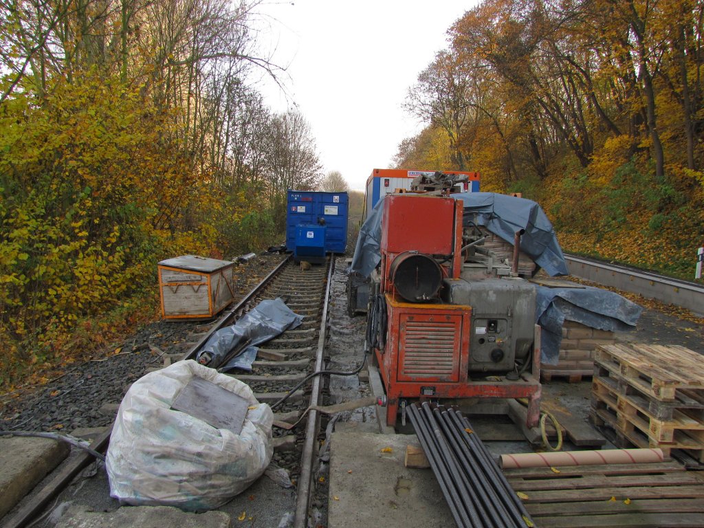 Der Unstrutbahngleisk�rper dient w�hrend der Bauarbeiten an der Strecke zwischen Laucha und Balgst�dt als Abstellplatz f�r das Baumaterial; 06.11.2011