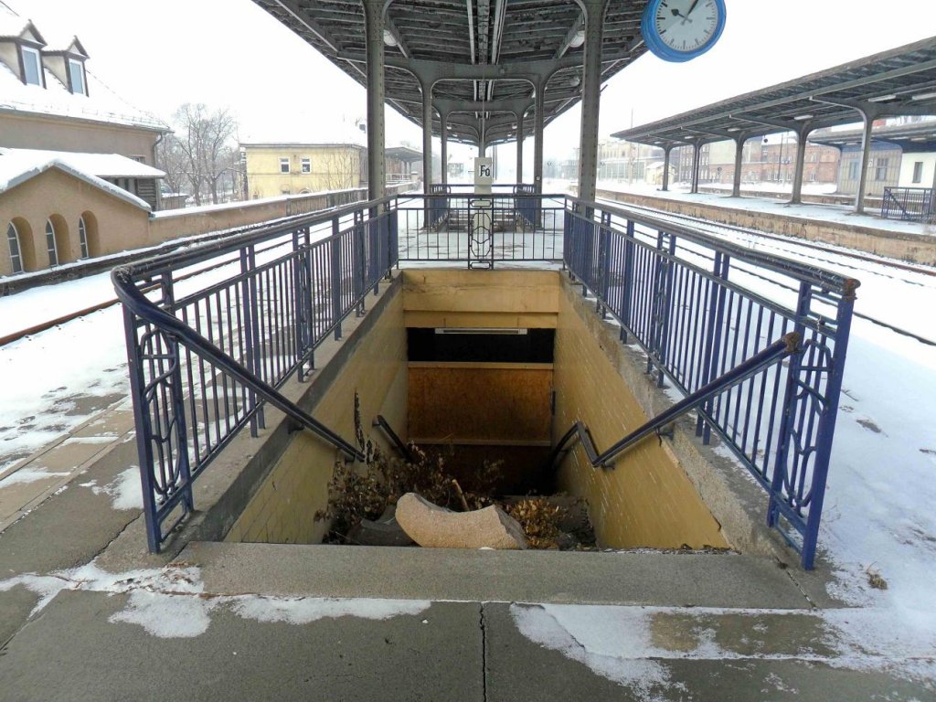 Der versperrte Zugang zum Personentunnel am Bahnsteig 1 in Zeitz. Die ersten 2 Bahnsteige sollen zur�ck gebaut werden; 11.02.2012