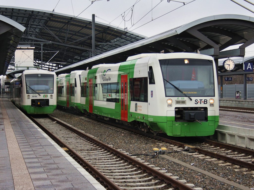 Der VT 109 mit einem Weiteren und der VT 013 am 21.02.2009 im Erfurter Hbf. 