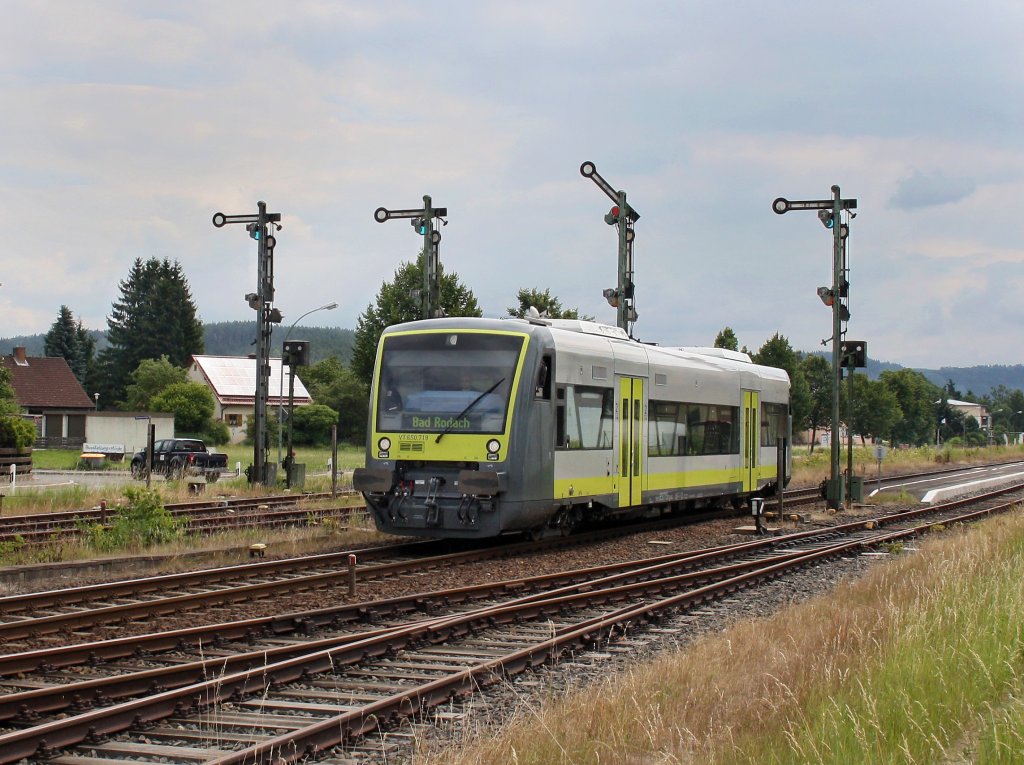 Der VT 650 719 als Ag nach Bad Rodach am 25.06.2011 bei der Ausfahrt aus Pressath. 