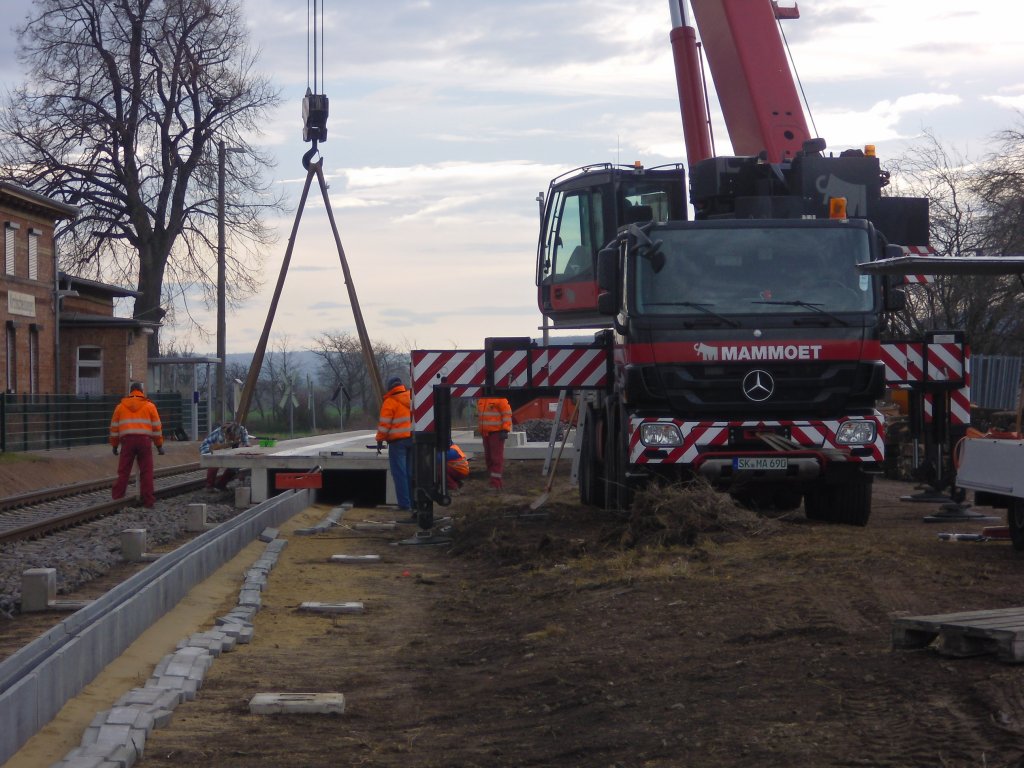 Der Weiterbau des neuen Bahnsteiges in Kirchscheidungen.November/Dezember 2011