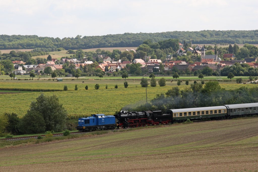 Der Winzerfestsonderzug nach Freyburg am 08.09.2012 aus Leipzig-Plagwitz war dieses Jahr mit PRESS 204 022-2 und der EMBB 52 8154-8 bespannt. Die Diesellok mu�te leider aus technischen Gr�nden Vorspann leisten. Hier ist der Sonderzug unterwegs im Unstruttal zwischen Kleinjena und Freyburg. (Foto: Jens-Peter Ruske)