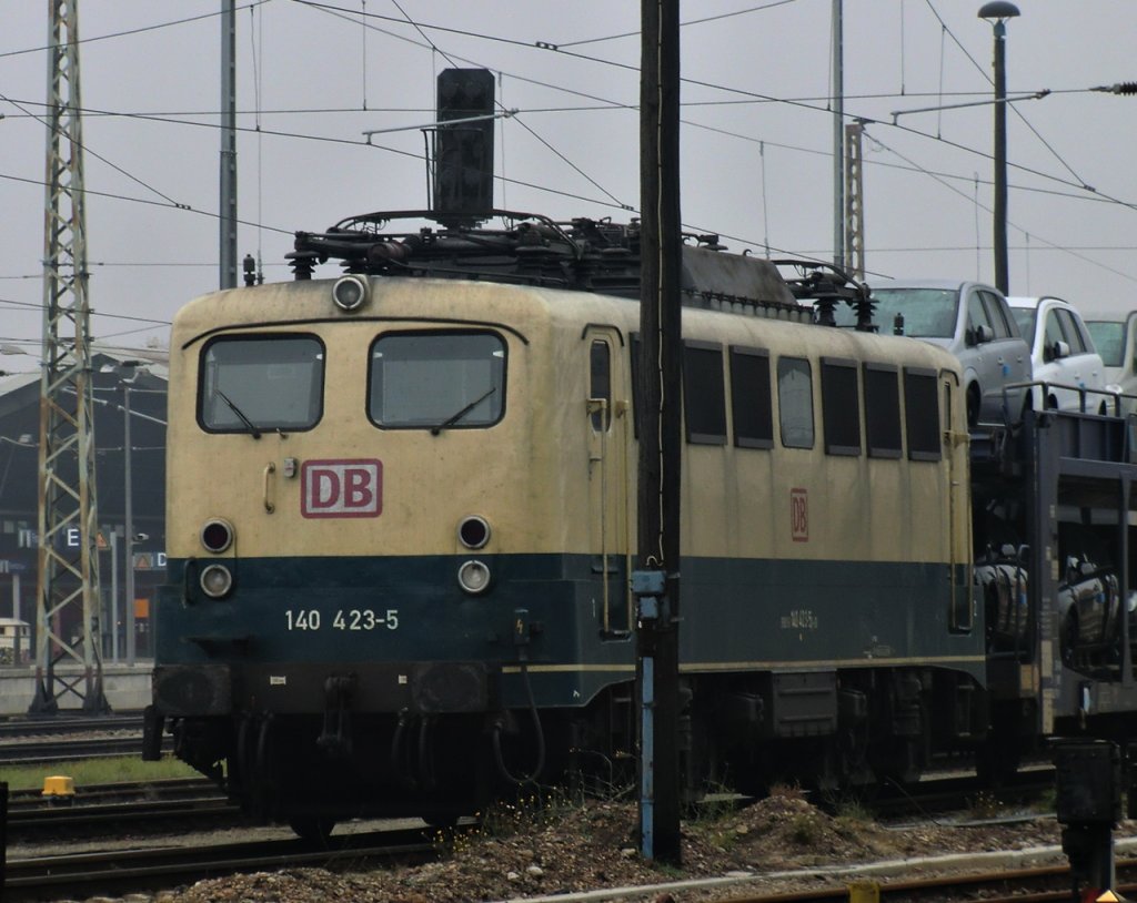 Der wohl schnste Fang meiner Einjhrger Zugfotografierkarriere ist die hier am 29.10.2011 erwischt & abgestellte 140 423 in Frankfurt.
Leider strte der Pfahl auf dem Bild, allerings muss ich aber sagen, das es das beste Bild war, was man machen konnte! - wenige Meter weiter war leider kein ffentliches Gelnde mehr! :-(