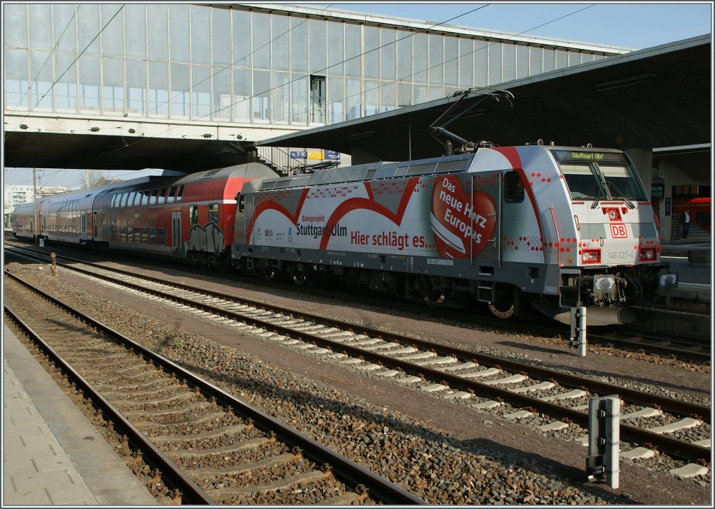 Der Zug mit der 146 227-4 war pnktlich, doch das  Neue Herz  schlgt erst mit einem Jahr Versptung - im besten Fall...
Heidelberg, den 28. Mrz 2012