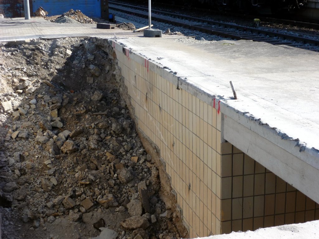 Der zugesch�ttete Treppenabgang zur Unterf�hrung am Gleis 4 und 5 in Naumburg Hbf, w�hrend dem Bahnsteigneubau; 03.10.2012 (Foto: Klaus Pollm�cher)