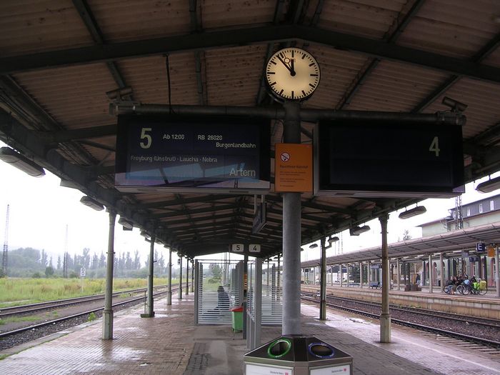 Der Zugzielanzeiger am Bahnsteig 5 in Naumburg Hbf f�r eine RB nach Artern; 2006 (Foto: Thomas Menzel)