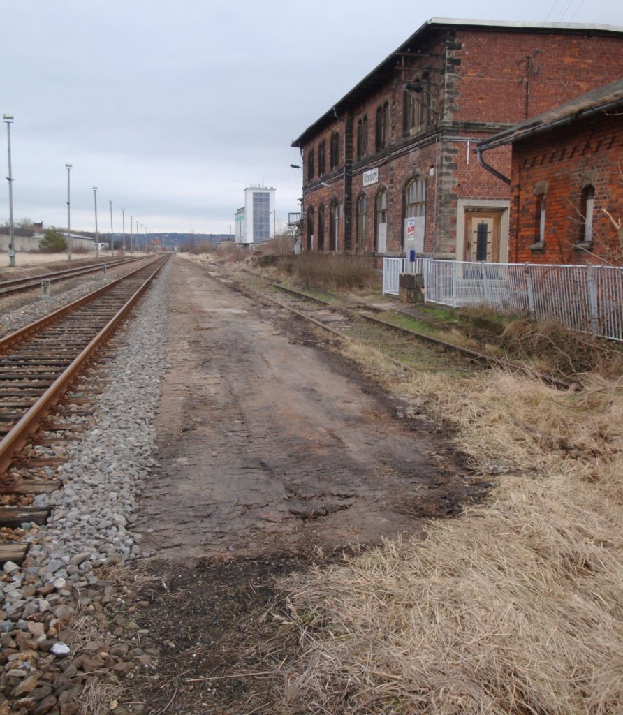 Der zur�ckgebaute Bahnsteig im ehemaligen Bf Vitzenburg; 18.02.2012 (Foto: G�nther G�bel)