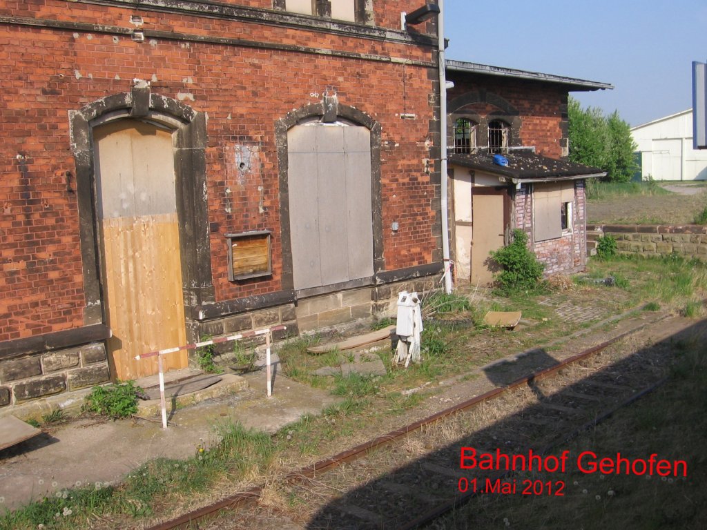 Der Zustand vom Bahnhofsgeb�ude in Gehofen am 01.05.2012. (Foto: Hans Grau)