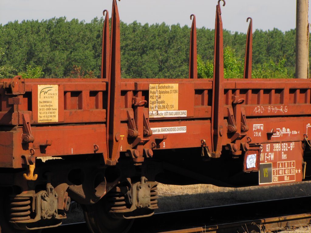 Detailbild von einem France Wagons Chez Ermeva S.A Flachwagen vom Typ Res, abgestellt auf den Anschlussbahngleisen am Zementwerk Karsdorf; 09.07.2011
