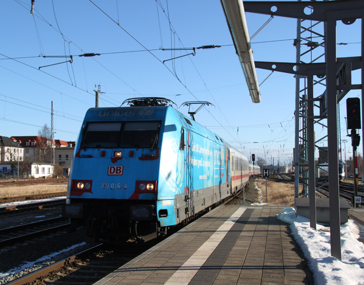 deutschland´s schlimmste Werbelok die Unisiff 101 016-4 mit IC 2377 von Ostseebad Binz nach Frankfurt(Main)Hbf bei der Einfahrt im Rostocker Hbf.15.02.2012