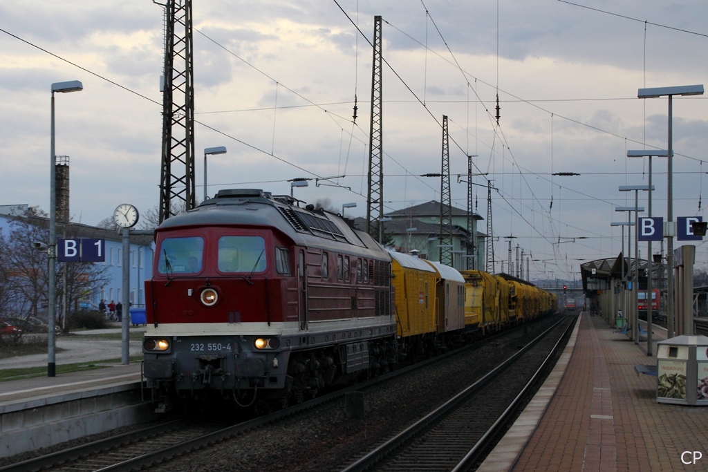 DGT 232 550-4 mit einem Bauzug Richtung Gro�korbetha, in Naumburg Hbf; 26.03.2010 (Foto Christopher P�tz)