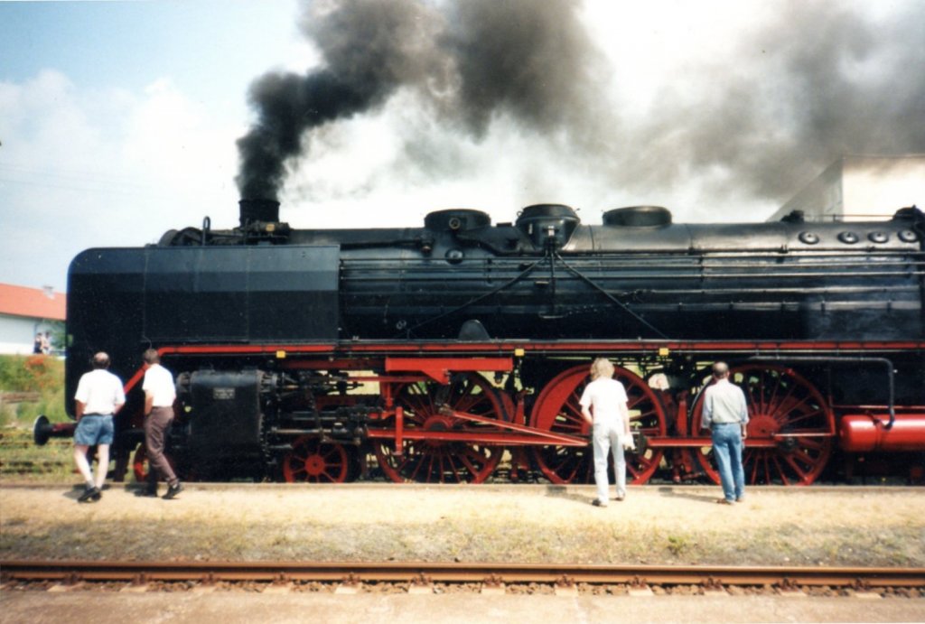 Die 01 137 mit einem Sonderzug im Bf Ro�leben. Aufnahmedatum leider unbekannt. (Foto: Ingo Heidenreich)