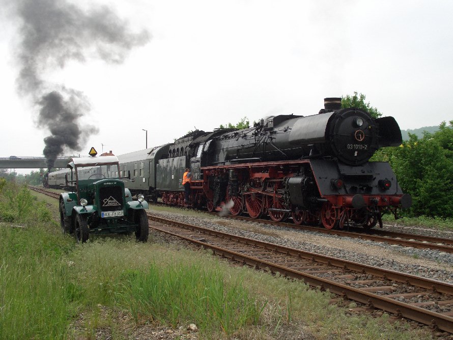Die 03 1010 am 19.05.2013 nach der Ankunft mit dem DPE 37690 aus Leipzig Hbf im ehemaligen Freyburger Bahnhof. (Foto: Holger Kames)