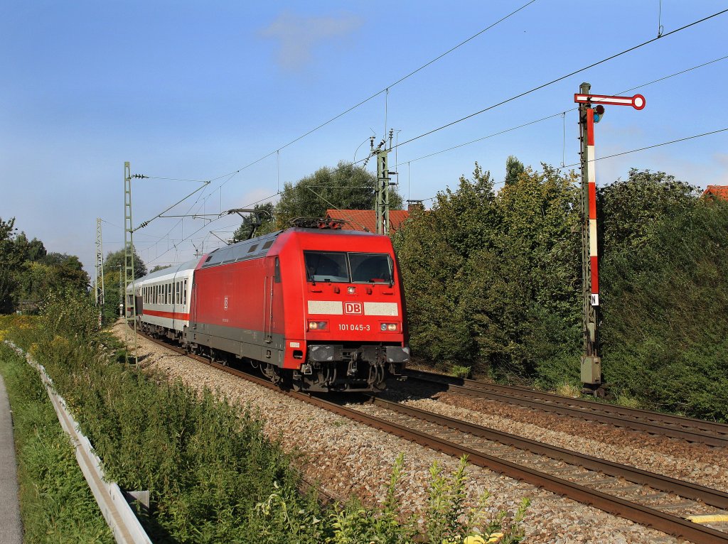 Die 101 045 am 11.09.2010 mit dem IC Rottalerland unterwegs bei Pleinting. 
