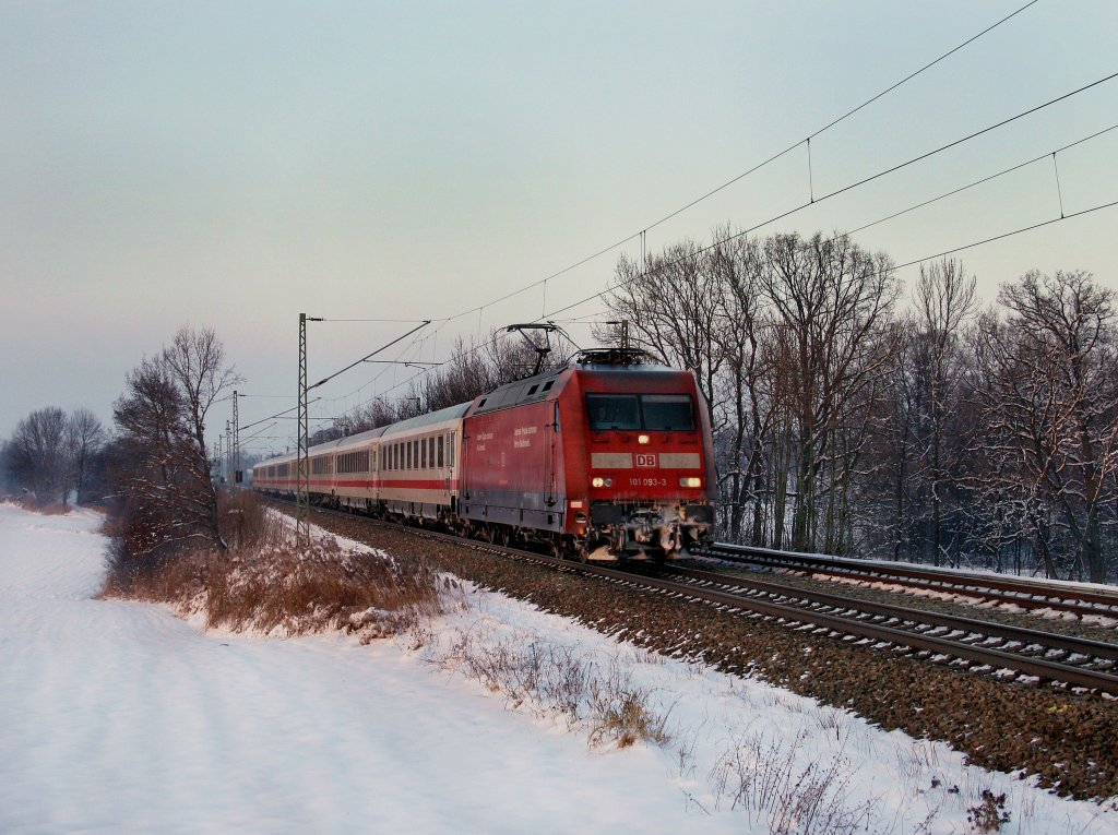 Die 101 093 am 04.12.2010 mit einem EC unterwegs bei Hilperting. 
