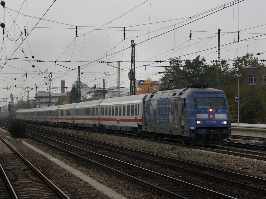 Die 101 102 (Wir Menschen Sind alle gleich) am 31.10.2009 mit einem EC bei der Durchfahrt am Heimeranplatz. (Mnchen)
