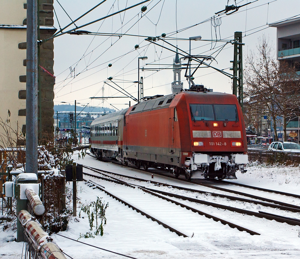 Die 101 142-8 zieht den IC 2370  IC Schwarzwald  am 08.12.2012 von Kontanz in Richtung Hamburg-Altona, hier kurz vor dem B Fischmarkt (km 414,040). Dies ist der ersten von den wohl vielen B´s die der IC auf der Strecke berquert.