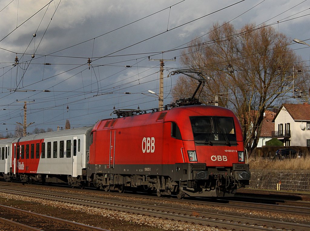 Die 1016 027 am 28.12.2009 mit einem REX bei der Einfahrt in Schrding. 
