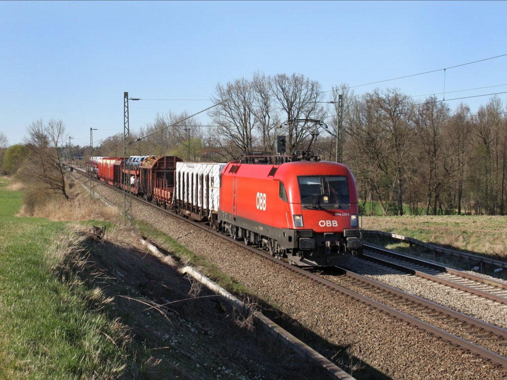 Die 1016 030 am 02.04.2011 mit einem Gterzug unterwegs bei Hilperting.