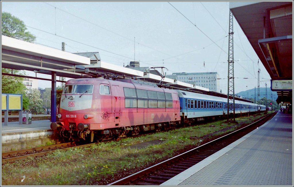 Die 103 131-9 mit einem IR in Koblenz Hbf.
13.05.1998