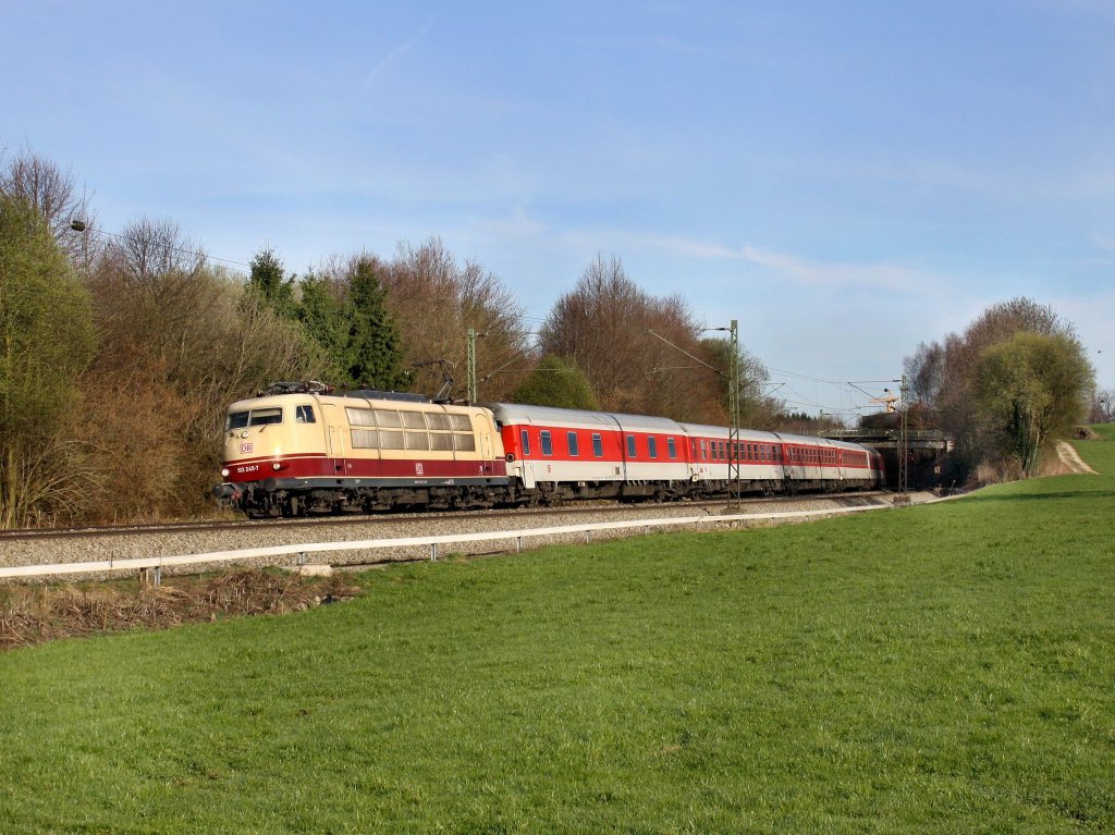 Die 103 245 am 02.04.2011 mit einem Nachtzug unterwegs bei Ostermnchen. 
