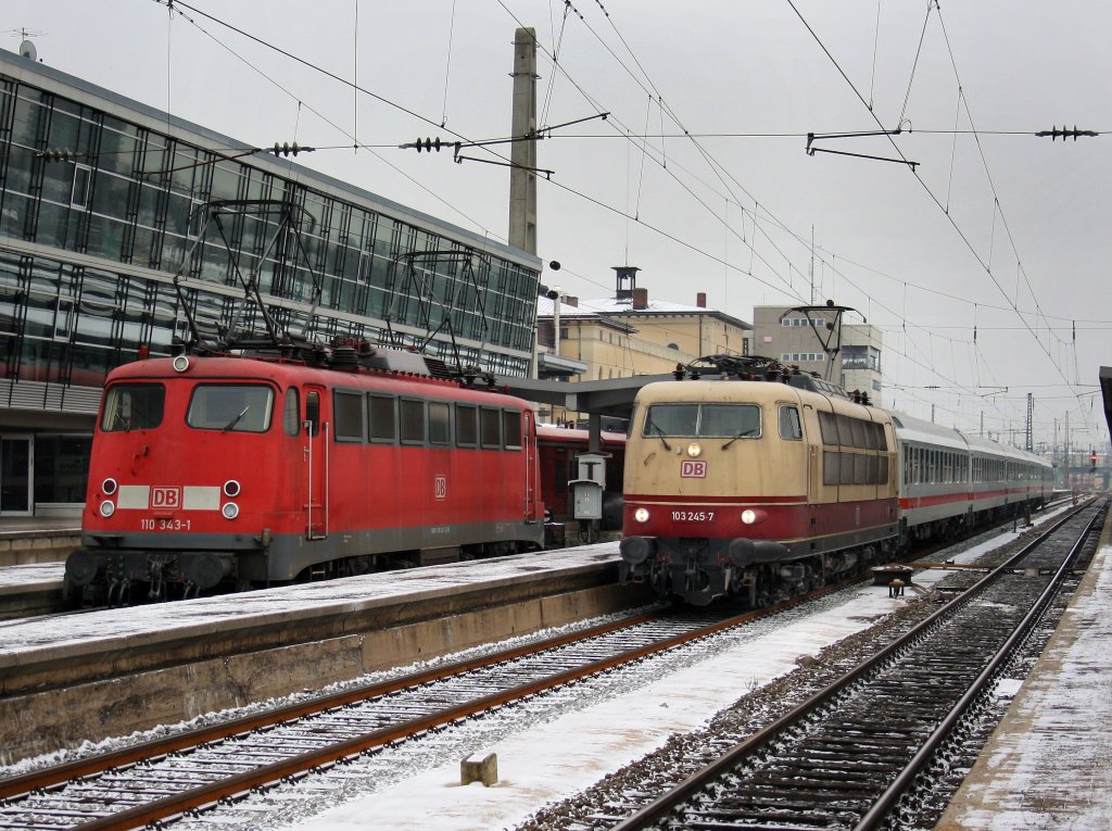 Die 103 245 am 07.01.2009 mit einem ICE Ersatzzug bei der Ausfahrt aus dem Augsburger Hbf, neben an ist die 110 343 abgestellt. 
