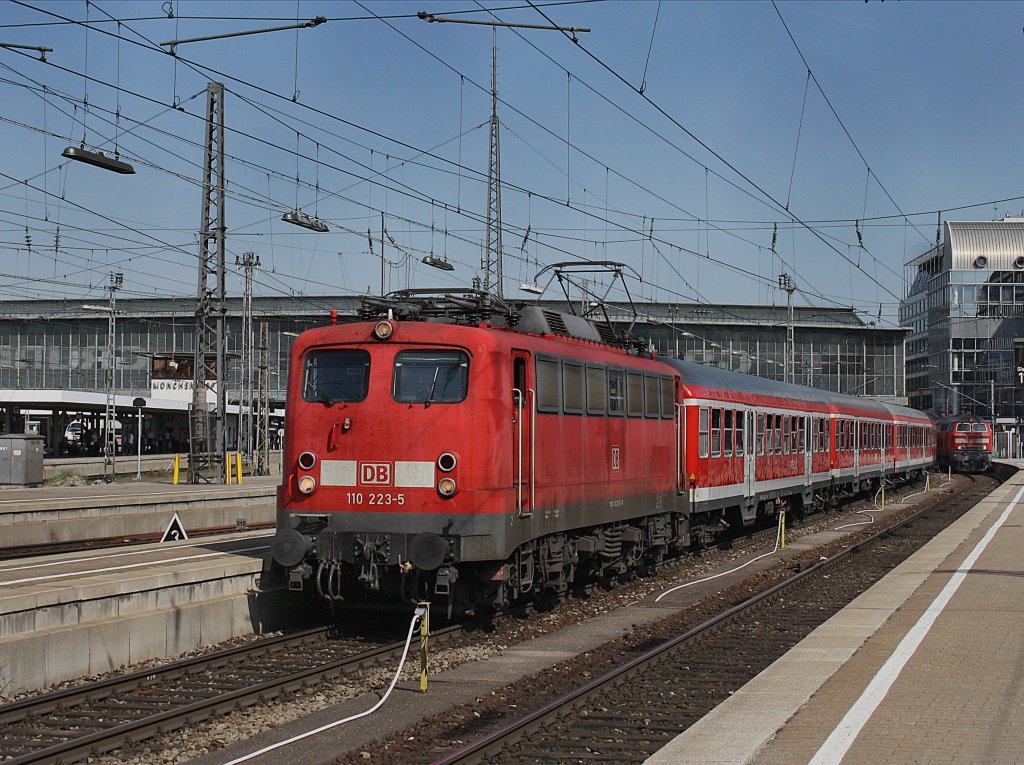 Die 110 223 am 29.04.2010 mit einer RB nach Kufstein bei der Ausfahrt aus dem Mnchner Hbf. 
