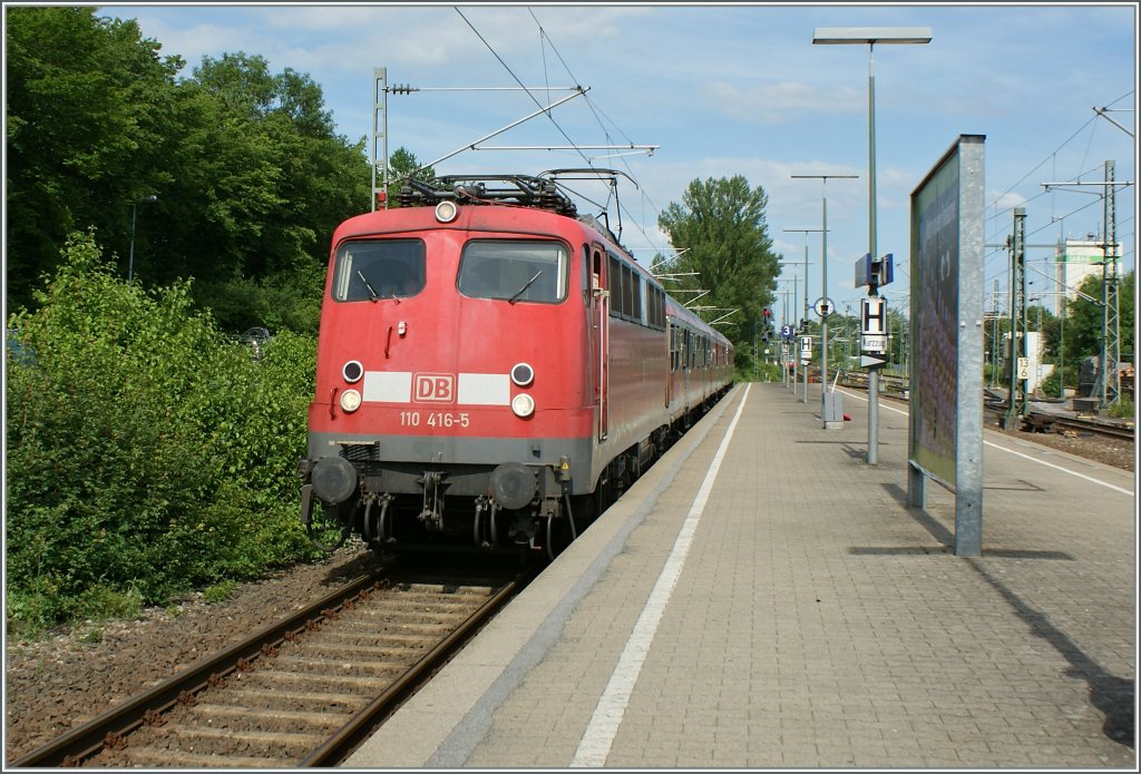 Die 110 416-5 erreicht mit einem RB Marbach (am Neckar).
22. Juni 2012