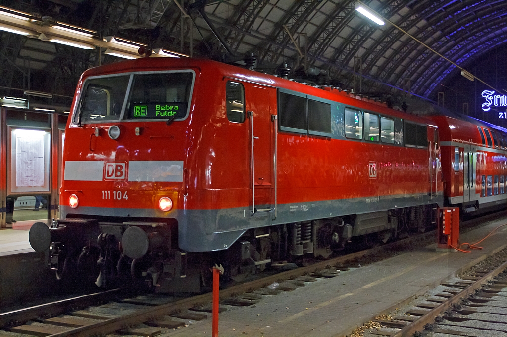 Die 111 104-6 steht am 28.09.2012 im Hbf Frankfurt mit einem RE zur Abfahrt nach Bebra und Fulda bereit.