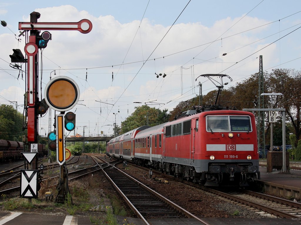 Die 111 199 mit einem RE nach Wrzburg am 27.08.2009 bei der Einfahrt in Hanau Hbf.
