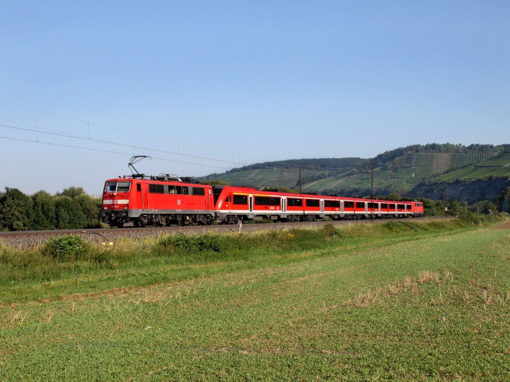 Die 111 215 mit einem RE nach Wrzburg am 20.08.2011 unterwegs bei Himmelstadt. 
