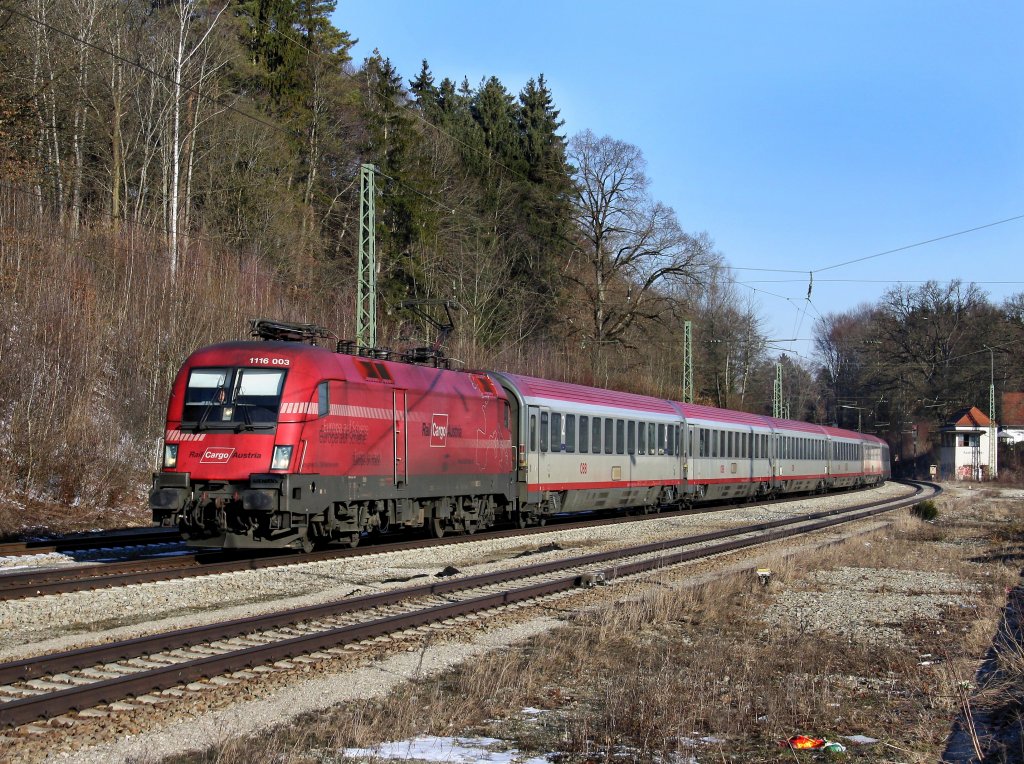 Die 1116 003 am 26.02.2011 mit dem EC 111 bei der Durchfahrt in Aling. 
