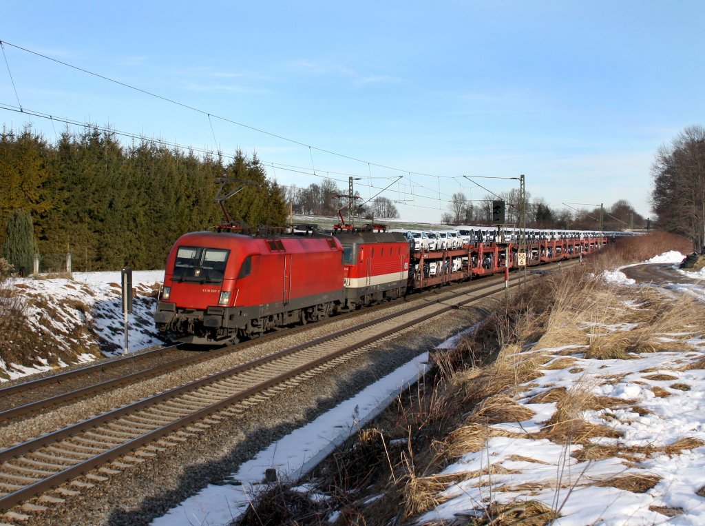 Die 1116 237 und der 1144 246 am 06.02.2011 mit einem Autozug unterwegs bei Vogl.
