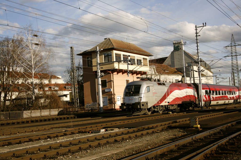 Die 1116.249 der BB mit der Werbung fr die Ski-WM Schladming 2016 kam am 08.03.2013 nach lngerer Pause wieder einmal nach Graz. Bild bei der Ausfahrt vom Grazer Hbf am Stellwerk 2.