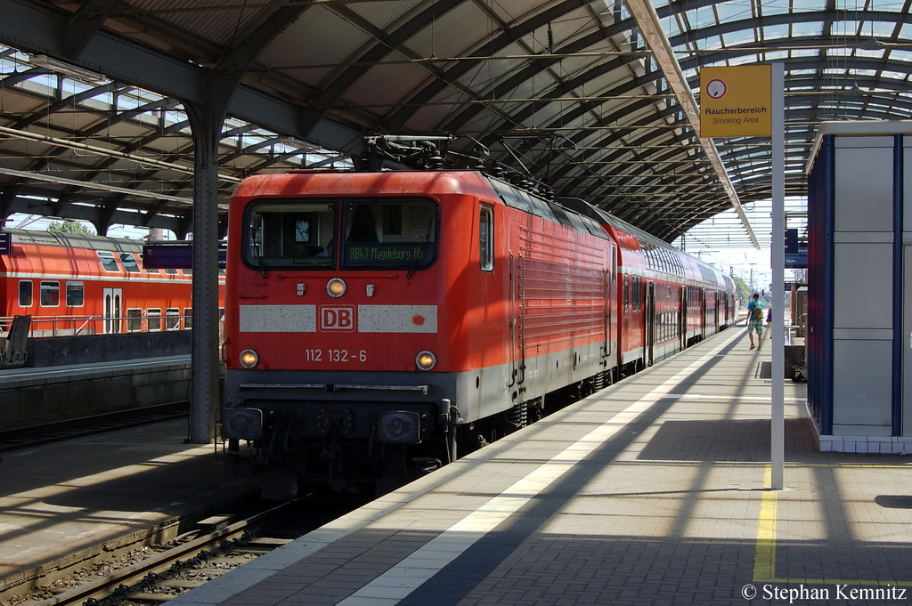 Die 112 132-6 mit der RB43 (RB 17622) nach Magdeburg Hbf und dann als RE20 (RE 17714) weiter nach Uelzen In Halle(Saale). 28.06.2011