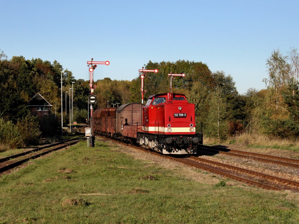 Die 112 708 am 16.10.2011 mit einem Fotogterzug bei der Einfahrt in Georgenthal.