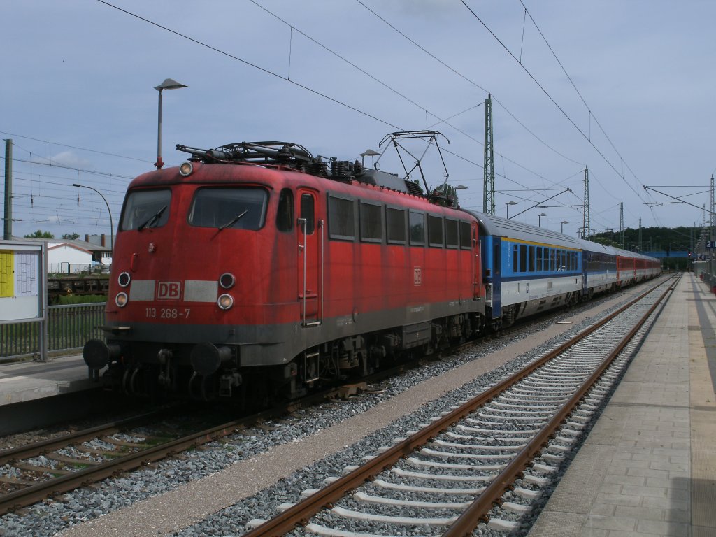 Die 113 sieht man nicht tglich auf Rgen.Am 15.Juni 2011 war es 113 268 die mit dem EC 379,Binz-Brno,in Bergen/Rgen hielt.