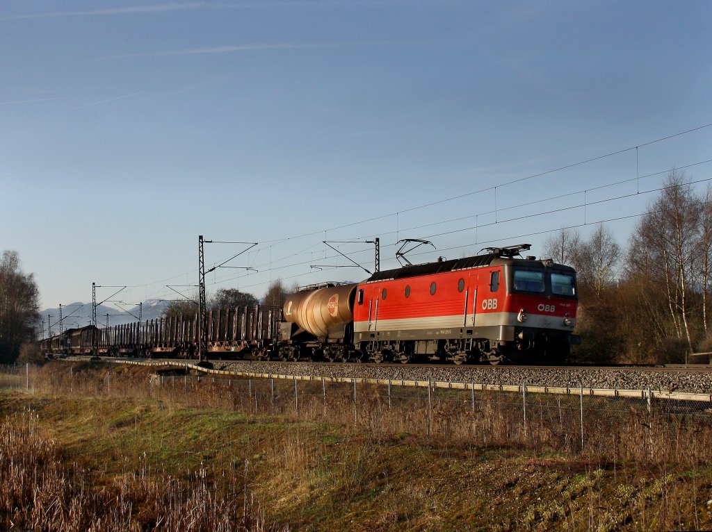 Die 1144 221 am 02.04.2011 mit einem Gterzug unterwegs bei Ostermnchen. 
