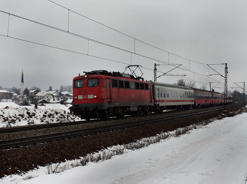 Die 115 298 am 16.01.2010 mit einem Turnuszug unterwegs bei Ostermnchen.
