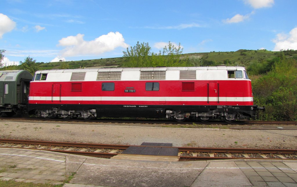 Die 118 770-7 der IG 58 3047 e.V. aus Glauchau im Bf Karsdorf. Sie ist bei der Muldental-Eisenbahnverkehrsgesellschaft mbH mit der Fahrzeugregister-Nummer 92 80 1228 770-4 D-MTEG eingestellt und brachte am 10.09.2011 Besucher mit einem Sonderzug aus Leipzig zum Freyburger Winzerfest. (Foto: SW)