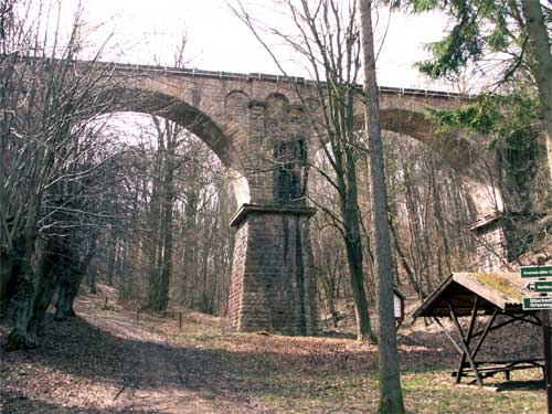 Die 12-Apostelbr�cke zwischen Bad Bibra und Saubach; April 2006 (Foto: Klaus Erbeck)